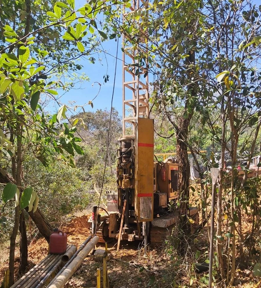 Equipamento de sondagem em frente de mineração